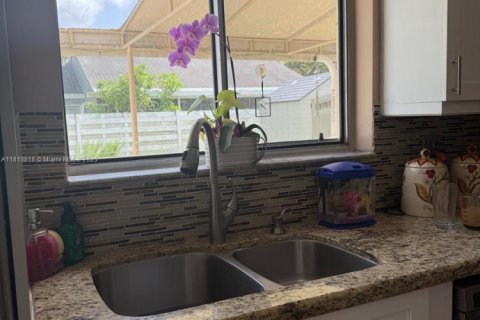 House in Miami, Florida 3 bedrooms, 155.05 sq.m. № 1776423 - photo 12