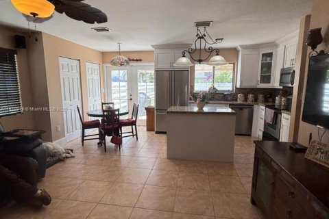 House in Miami, Florida 3 bedrooms, 155.05 sq.m. № 1776423 - photo 8