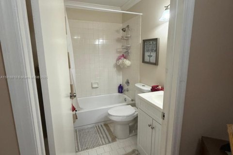 House in Miami, Florida 3 bedrooms, 155.05 sq.m. № 1776423 - photo 20