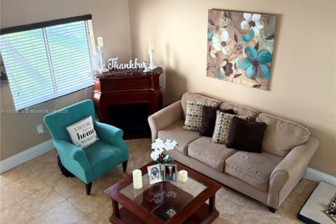 House in Miami, Florida 3 bedrooms, 155.05 sq.m. № 1776423 - photo 4