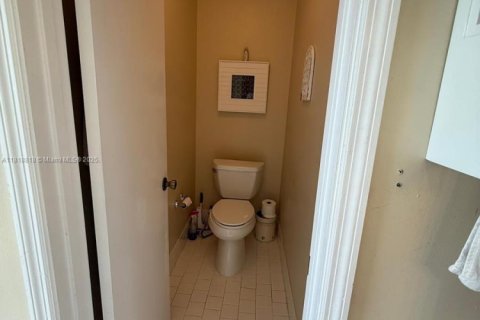 House in Miami, Florida 3 bedrooms, 155.05 sq.m. № 1776423 - photo 18