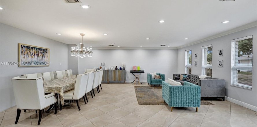 Villa ou maison à Hollywood, Floride 6 chambres, 241.92 m2 № 2010123