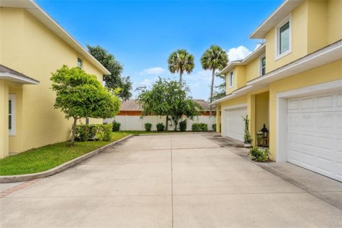 Townhouse in Cocoa Beach, Florida 3 bedrooms, 145.48 sq.m. № 2259146 - photo 6