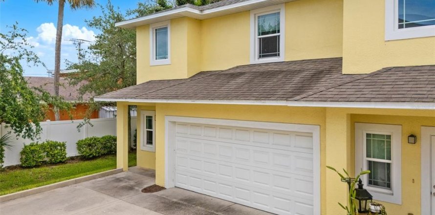 Townhouse in Cocoa Beach, Florida 3 bedrooms, 145.48 sq.m. № 2259146