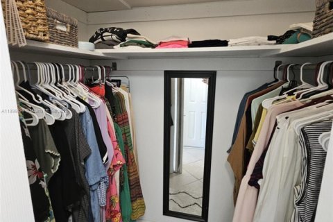 Condo in Hollywood, Florida, 2 bedrooms  № 2081643 - photo 13