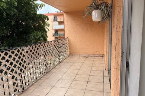 Condo in Hialeah, Florida, 2 bedrooms  № 2401338 - photo 12