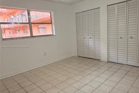 Condo in Hialeah, Florida, 2 bedrooms  № 2401338 - photo 17