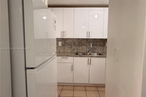 Condo in Hialeah, Florida, 2 bedrooms  № 2401338 - photo 7