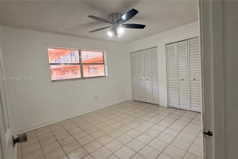 Condo in Hialeah, Florida, 2 bedrooms  № 2401338 - photo 18