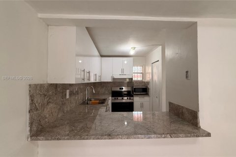 Condo in Hialeah, Florida, 2 bedrooms  № 2401338 - photo 10