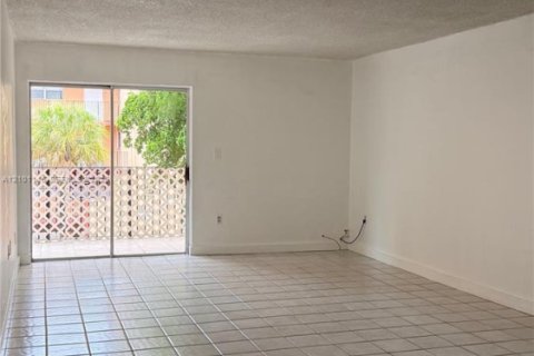 Condo in Hialeah, Florida, 2 bedrooms  № 2401338 - photo 5