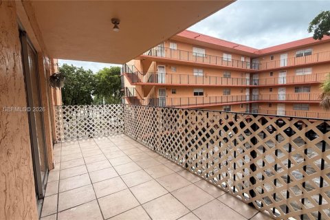 Condo in Hialeah, Florida, 2 bedrooms  № 2401338 - photo 14