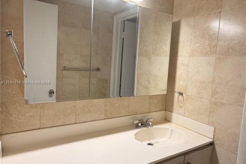 Condo in Hialeah, Florida, 2 bedrooms  № 2401338 - photo 15
