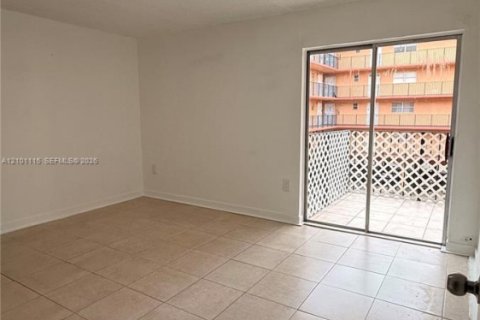 Condo in Hialeah, Florida, 2 bedrooms  № 2401338 - photo 19