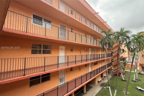 Condo in Hialeah, Florida, 2 bedrooms  № 2401338 - photo 2