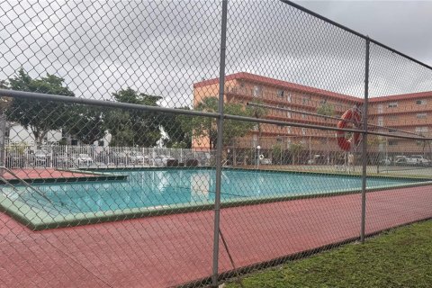 Condo in Hialeah, Florida, 2 bedrooms  № 2401338 - photo 24