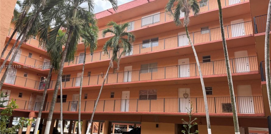 Condo in Hialeah, Florida, 2 bedrooms  № 2401338