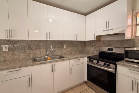 Condo in Hialeah, Florida, 2 bedrooms  № 2401338 - photo 11