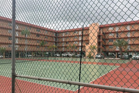 Condo in Hialeah, Florida, 2 bedrooms  № 2401338 - photo 25