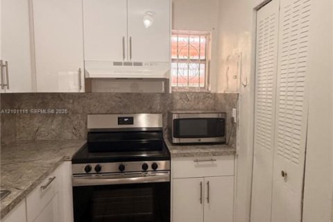 Condo in Hialeah, Florida, 2 bedrooms  № 2401338 - photo 9