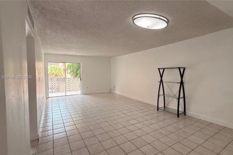 Condo in Hialeah, Florida, 2 bedrooms  № 2401338 - photo 6