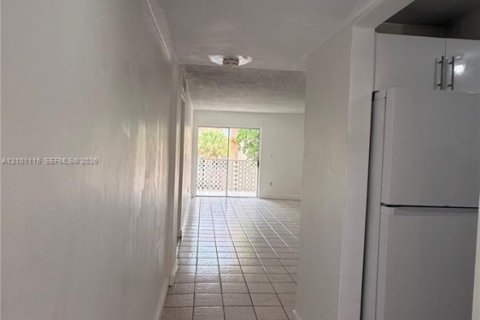 Condo in Hialeah, Florida, 2 bedrooms  № 2401338 - photo 4