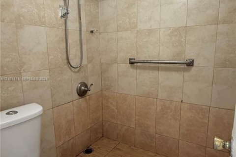 Condo in Hialeah, Florida, 2 bedrooms  № 2401338 - photo 16