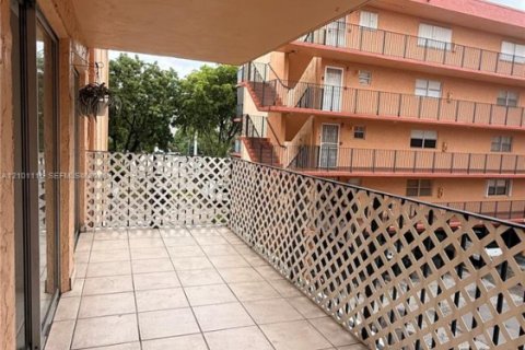 Condo in Hialeah, Florida, 2 bedrooms  № 2401338 - photo 13
