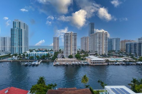 Condo in Hallandale Beach, Florida, 1 bedroom  № 1965697 - photo 6