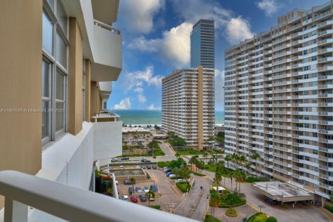 Condo in Hallandale Beach, Florida, 1 bedroom  № 1965697 - photo 13