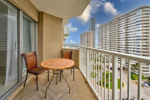 Condo in Hallandale Beach, Florida, 1 bedroom  № 1965697 - photo 16