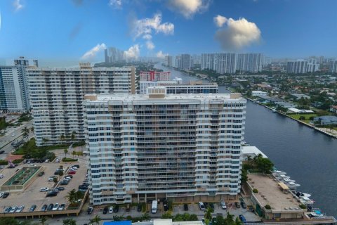 Condo in Hallandale Beach, Florida, 1 bedroom  № 1965697 - photo 5