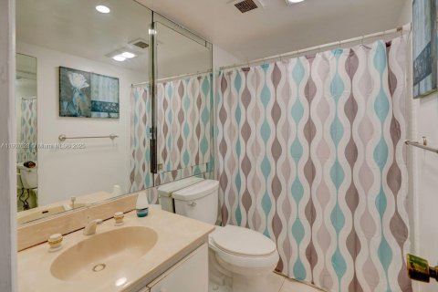Condo in Hallandale Beach, Florida, 1 bedroom  № 1965697 - photo 12