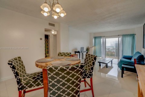 Condo in Hallandale Beach, Florida, 1 bedroom  № 1965697 - photo 19