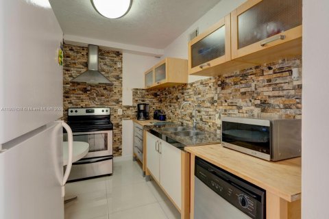 Condo in Hallandale Beach, Florida, 1 bedroom  № 1965697 - photo 26