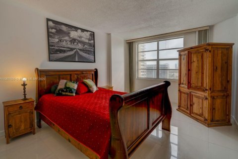 Condo in Hallandale Beach, Florida, 1 bedroom  № 1965697 - photo 9