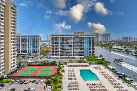 Condo in Hallandale Beach, Florida, 1 bedroom  № 1965697 - photo 18