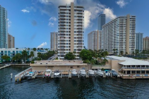 Condo in Hallandale Beach, Florida, 1 bedroom  № 1965697 - photo 29