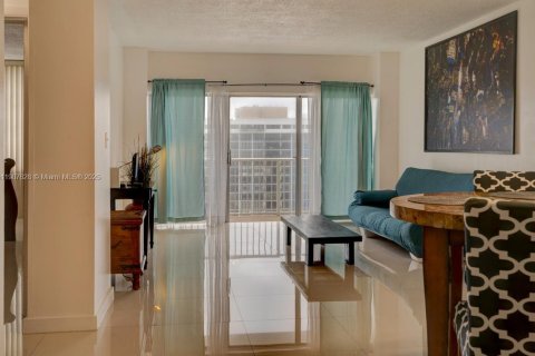 Condo in Hallandale Beach, Florida, 1 bedroom  № 1965697 - photo 14
