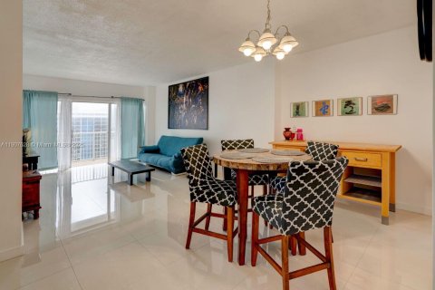Condo in Hallandale Beach, Florida, 1 bedroom  № 1965697 - photo 20