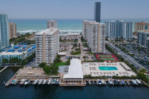 Condo in Hallandale Beach, Florida, 1 bedroom  № 1965697