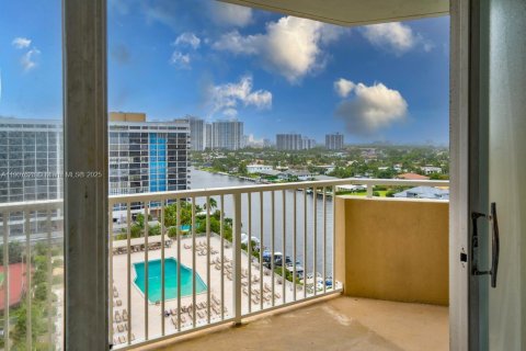 Condo in Hallandale Beach, Florida, 1 bedroom  № 1965697 - photo 27