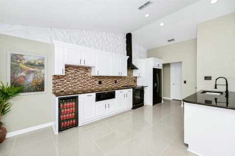 House in Eustis, Florida 4 bedrooms, 232.26 sq.m. № 1652048 - photo 13