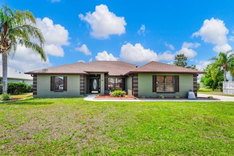 House in Eustis, Florida 4 bedrooms, 232.26 sq.m. № 1652048 - photo 1