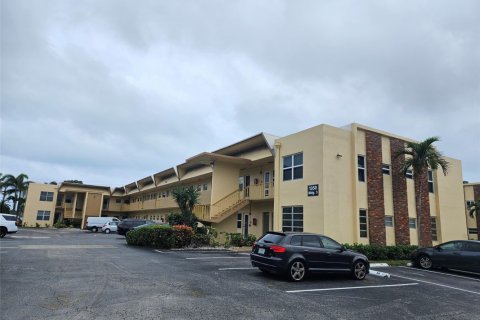 Condo in Hallandale Beach, Florida, 1 bedroom  № 940867 - photo 1