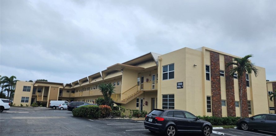 Condo in Hallandale Beach, Florida, 1 bedroom № 940867
