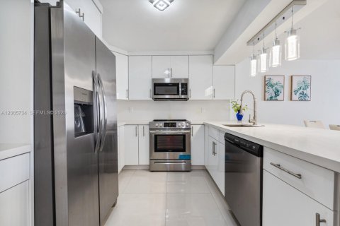 Condo in Miami Beach, Florida, 1 bedroom  № 2288765 - photo 17