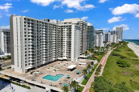 Condo in Miami Beach, Florida, 1 bedroom  № 2288765 - photo 4