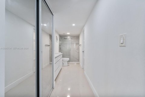 Condo in Miami Beach, Florida, 1 bedroom  № 2288765 - photo 30