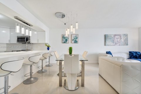 Condo in Miami Beach, Florida, 1 bedroom  № 2288765 - photo 19